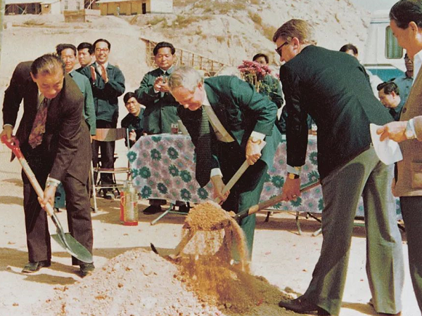 人民日報 | 麥伯良：敢闖敢試，泥路走成幸福路