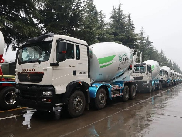 春雨濛濛，氣勢如虹！凌宇攪拌車震撼發(fā)車！