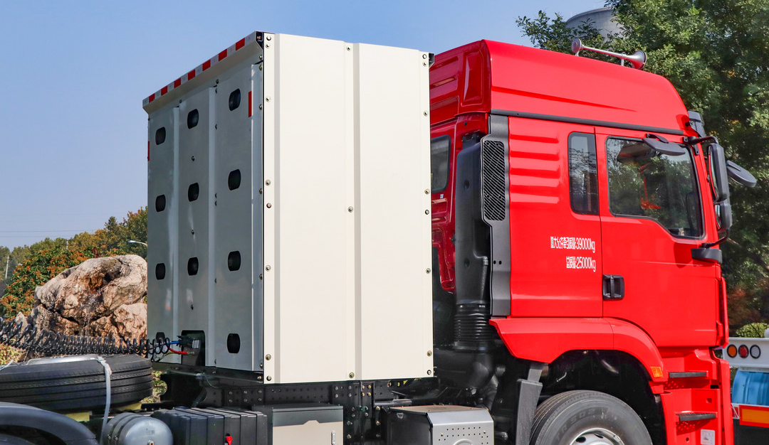 金秋暖陽(yáng)，微風(fēng)和煦！凌宇新能源粉罐半掛批量奔赴西南地區(qū)