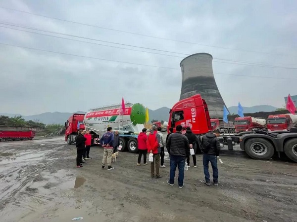 全國(guó)巡展丨凌宇2021款粉罐車驚艷亮相，場(chǎng)面火爆……