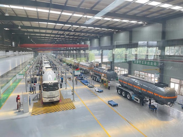 堅(jiān)守一線戰(zhàn)高溫，齊心協(xié)力保生產(chǎn)