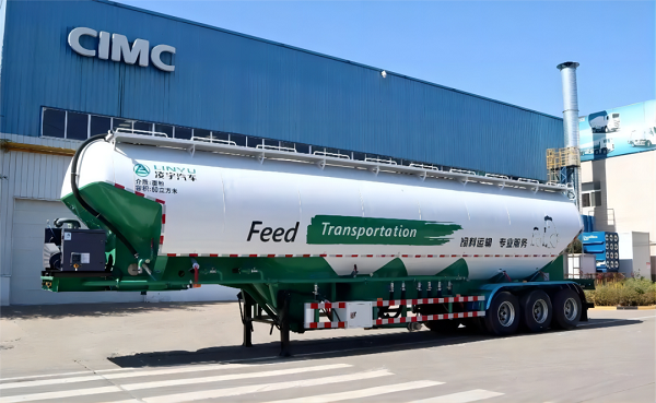 大容量飼料運(yùn)輸罐車的特點(diǎn)和優(yōu)勢都有哪些？