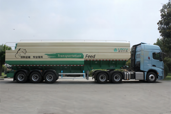 保障飼料運(yùn)輸安全！散裝雛禽飼料運(yùn)輸半掛車的特點(diǎn)及優(yōu)勢有哪些？