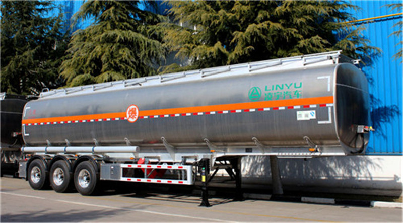 凌宇液罐車(chē)頻頻被老客戶(hù)點(diǎn)贊，性能獲大眾認(rèn)可